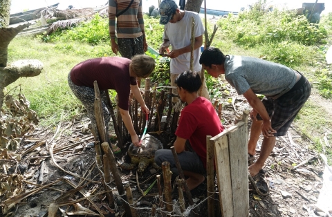 Adéla Hemelíková při terénní práci na Sumatře